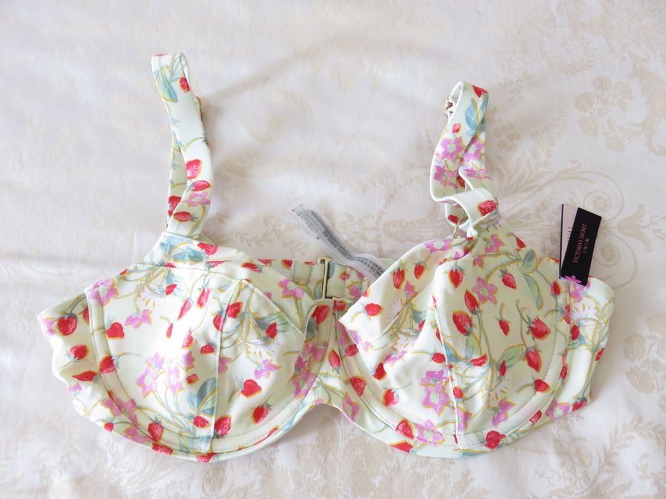 Бански Victoria's Secret, четири части, M - L, нов