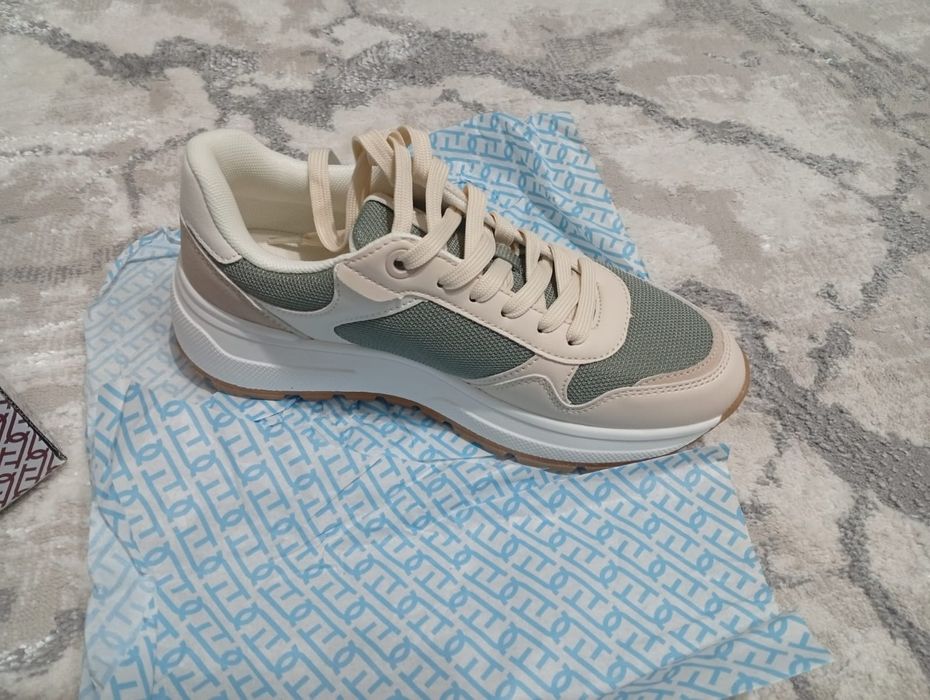 Продам две пары новых кроссовок