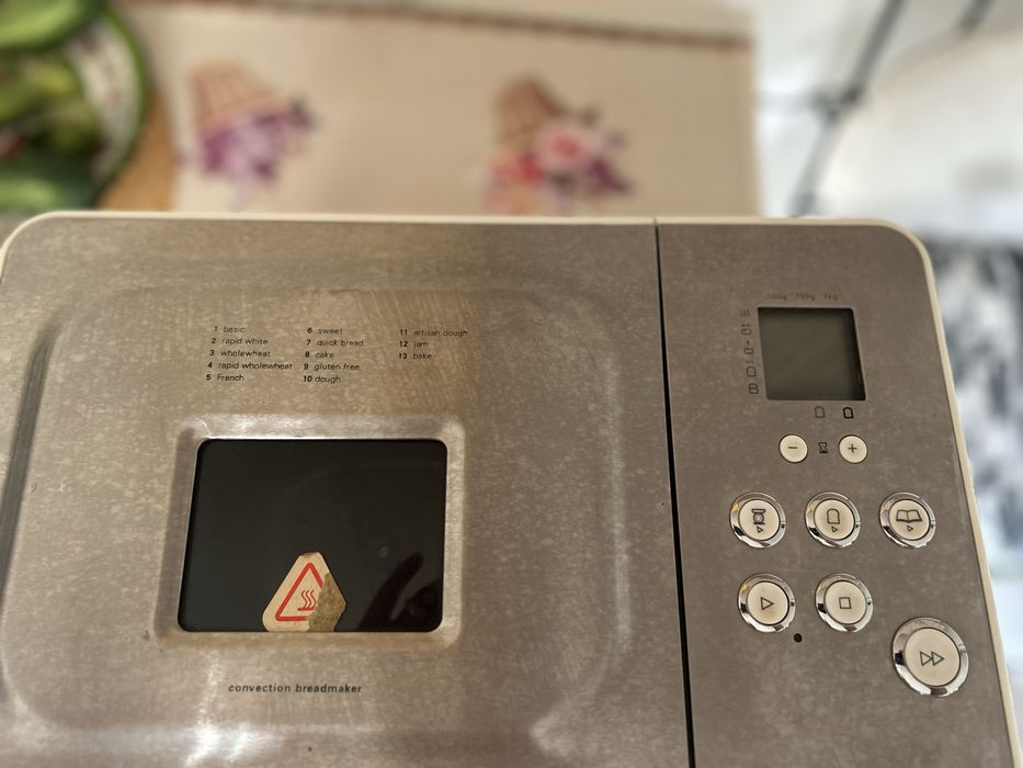 Kenwood Mașină de pâine cu o putere de 645W și o capacitate de 1000gr cu 14 programe