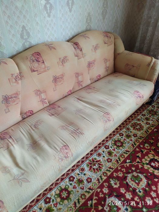 Продам диван раскладной каркасный.