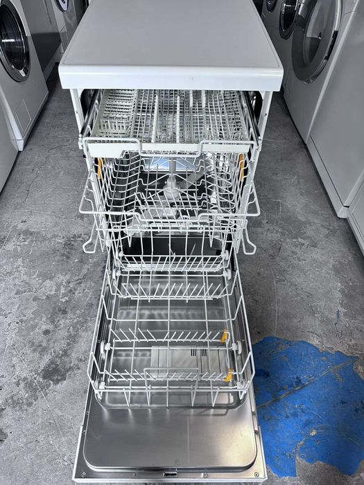 Съдомиялна + гаранция 1 година.  MIELE малка тясна 45см. Свободно стояща. Безплатна доставка за София.