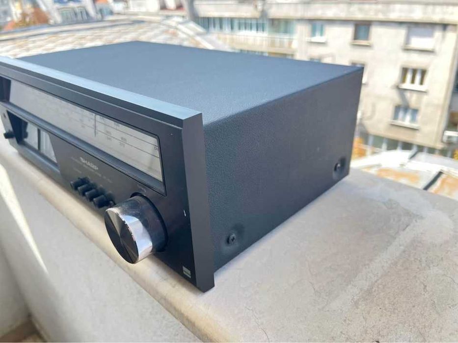 Стерео Тунер SHARP ST-1122, произведен през 1978 година.