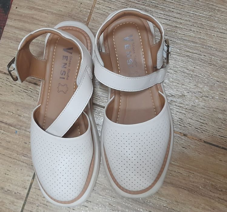 Босоножки белые с коричневым