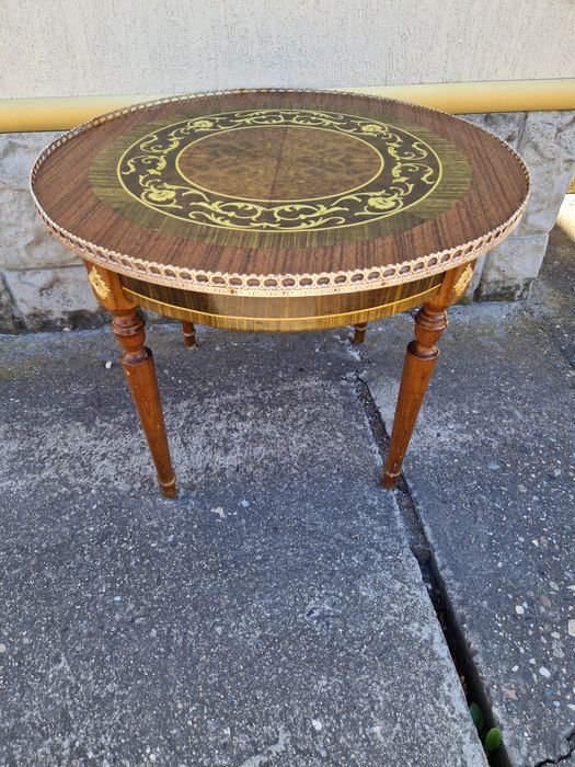 Чудесна много красива антикварна масичка