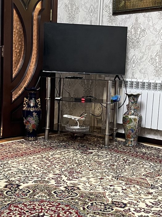 Продается стеклянная подставка под телевизор