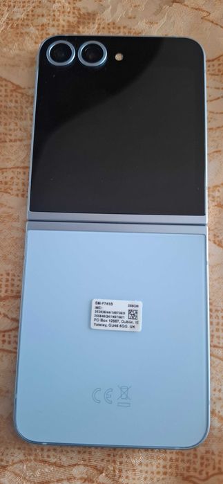 Продавам телефон Галакси Z Flip6