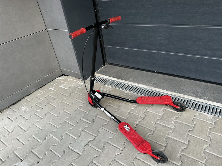 Триколесна тротинетка за дрифт