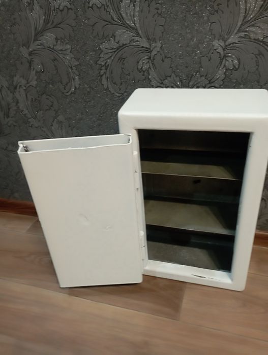 Продам сейф металлический