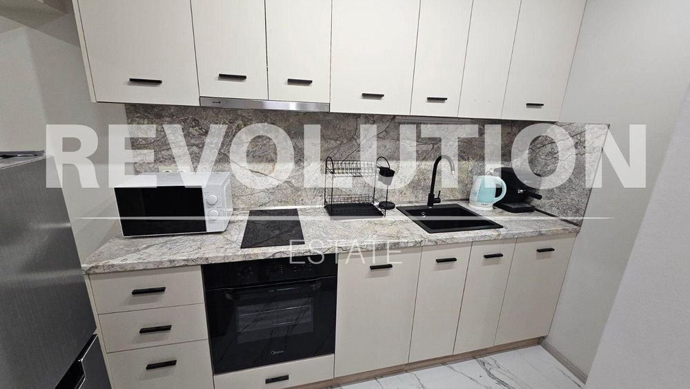 Дава се под наем Етаж от къща в Варна, Цветен квартал - 65 кв.м за 648.21 € - Снимка #2