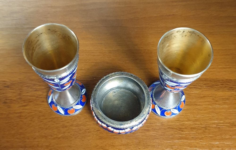 Рюмки, солонка, ножи