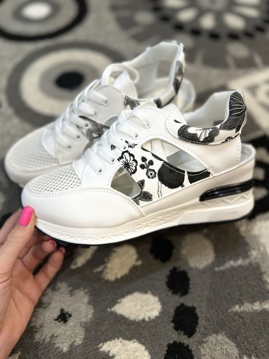 Женские босоножки