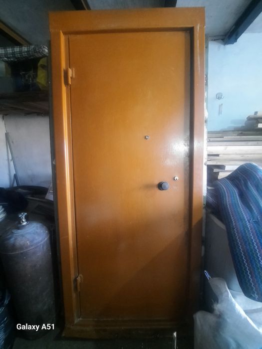 Продам железные двери.