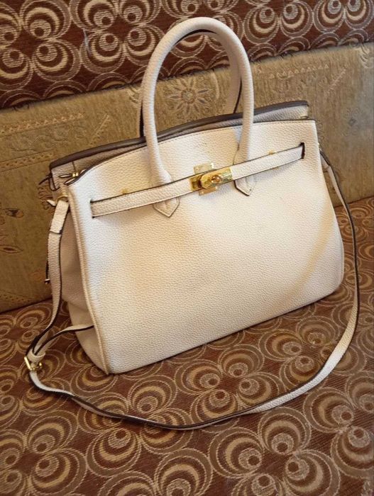 Продается белая сумка