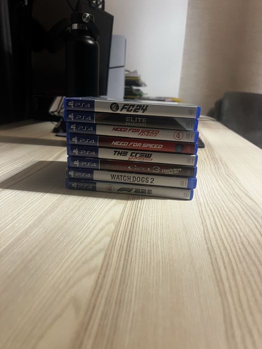 Consola PS4 cu 8 jocuri la pachet