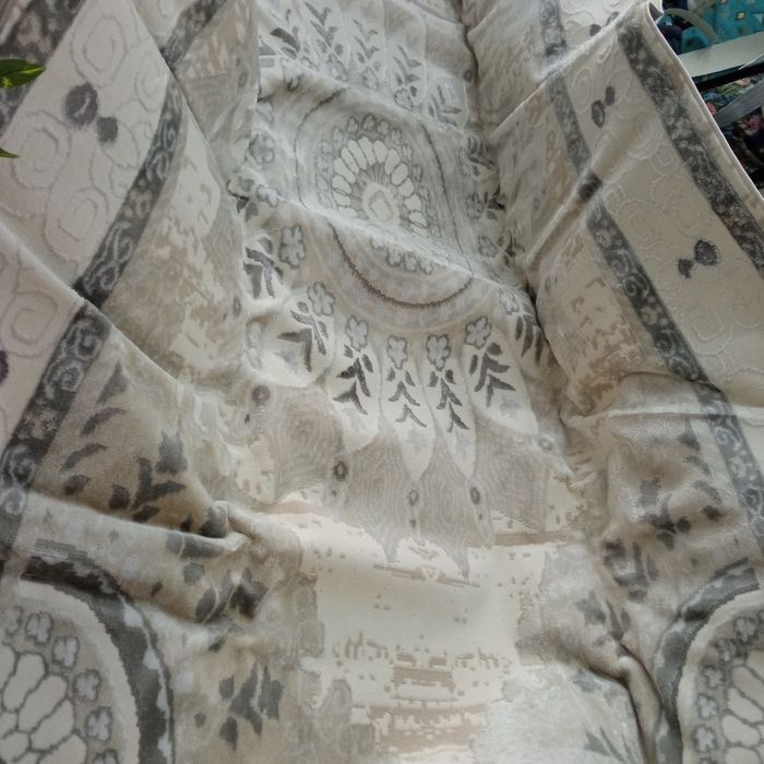 Продам новый ковер ,2.5/4 метра .