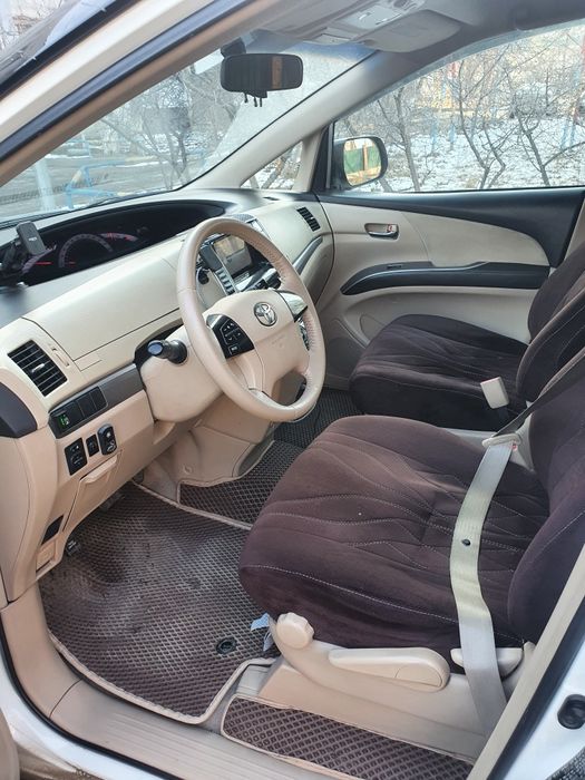 Продам Тойоту Превия 2014 года