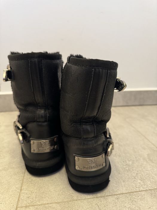 Cizme tip UGG cu accesorii metalice