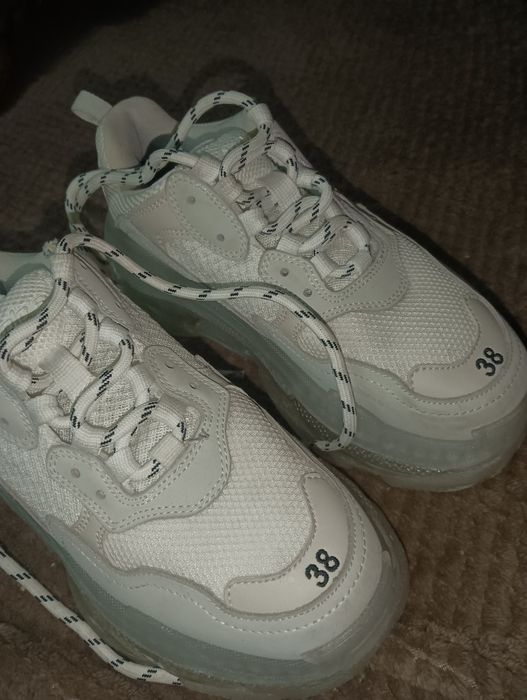 Adidași balenciaga nr 38 purtați de 3 ori.9 milioane,în București