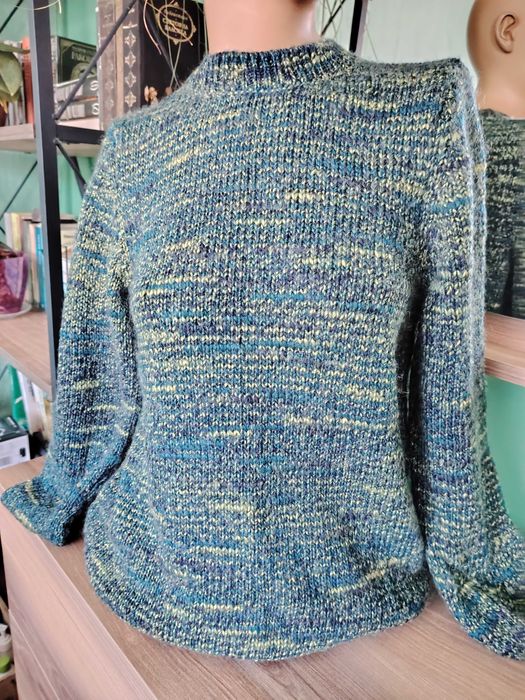 Пуловери размер S и М на цени 10- 15лв.