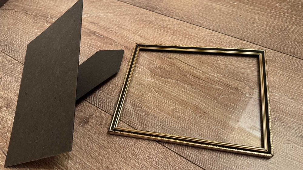 Винтидж елегантна рамка – месинг с черен емайл.