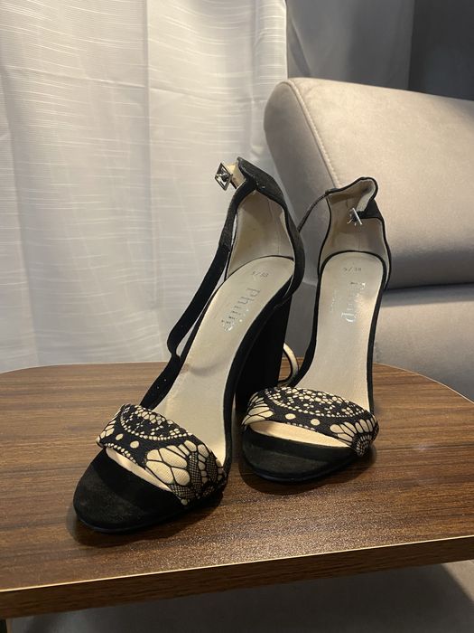 Велурени сандали на ток