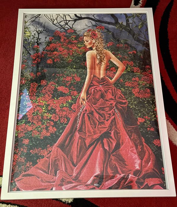 Puzzle 70 cm x 50 cm. Lady in red.