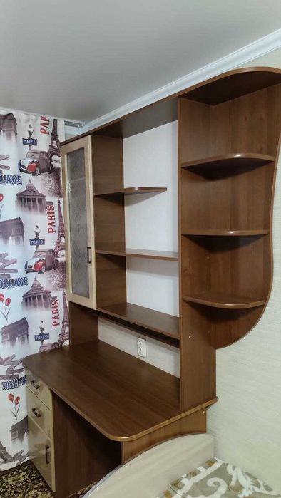 Письменный стол с надстройкой