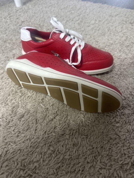 Продам кроссовки красные