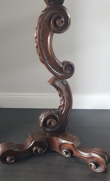 Măsuță veche Art Nouveau din lemn masiv sculptat