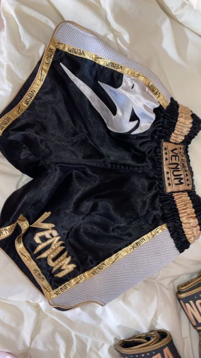 Боксови ръкавици и гащи Venum. Носени 3 пъти