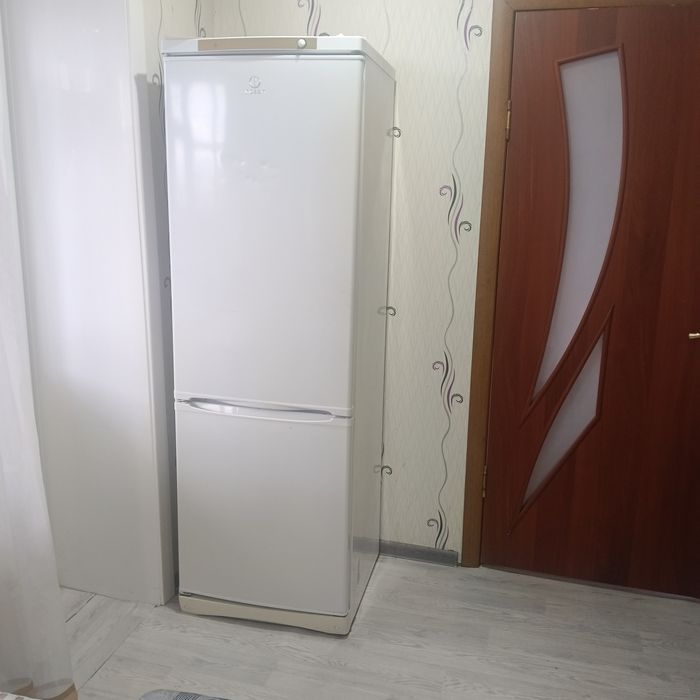 Холодильник lndesit 1.85высота