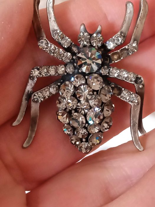 Бмжута Брошка с камъни и винтидж