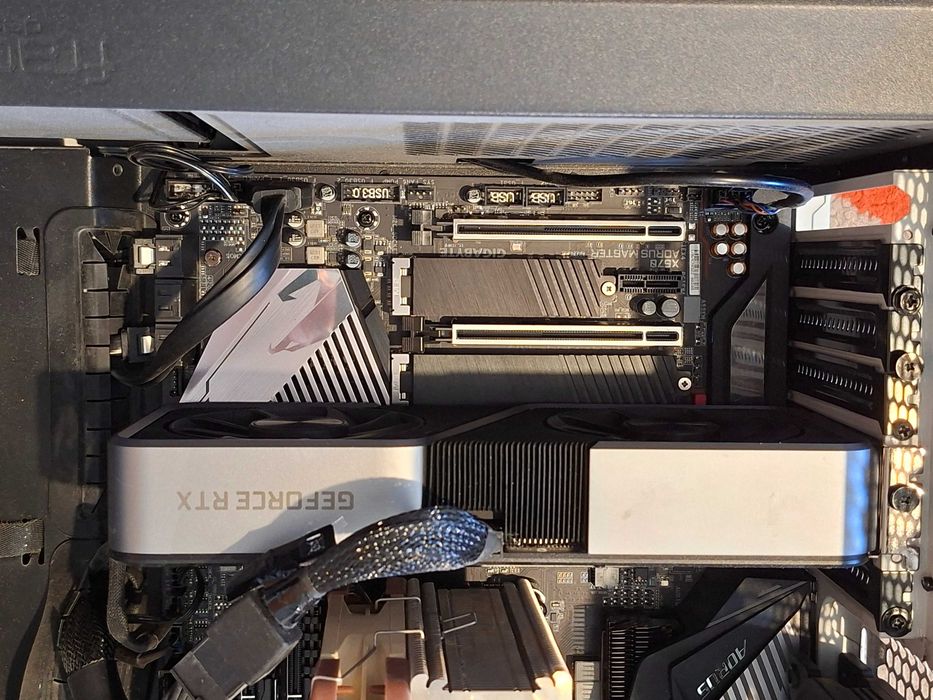 Продавам геймърски компютър AMD Ryzen 7 5800X  NVIDIA GeForce RTX 3070  RAM: 32 GB 2TB SSD
