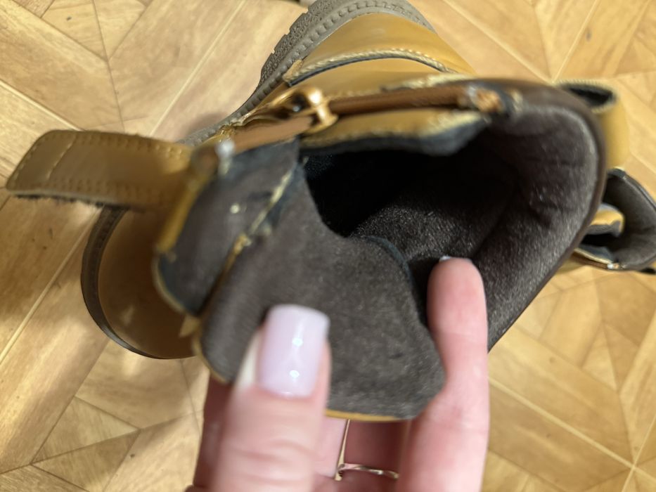 Продам детские ботинки