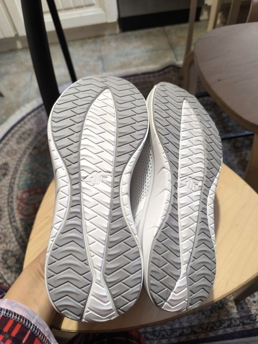 Продам кроссы новые