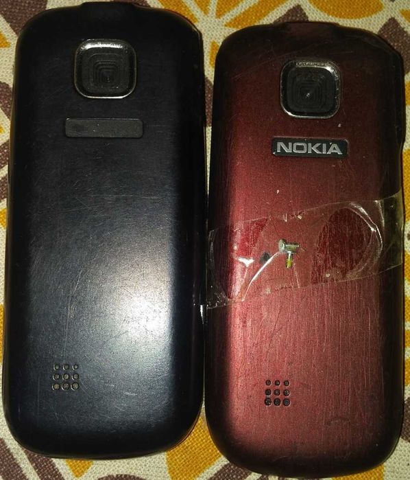 Два броя Nokia 2330