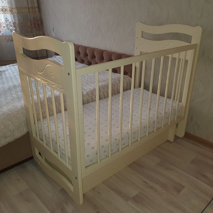 Детская кроватка из массива | маятник, ящик, матрас.