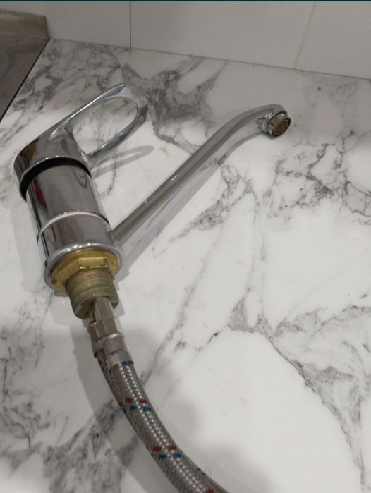 Смеситель горячей холодной воды