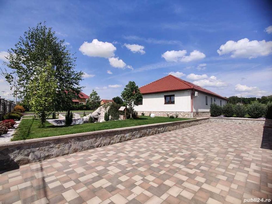 Casa superba cu 4 dormitoare, 3 bai, garaj 2 masini, 3600mp teren