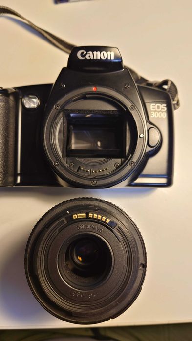 Aparat de fotografiat Canon EOS 3000
