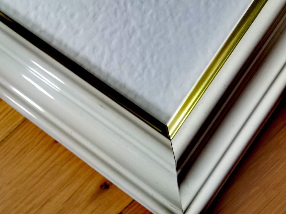 Антикварни картини в бели рамки авторски подписани цената е за 4 бр.