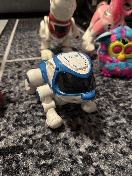Интерактивни играчки роботи и едно Furby boom