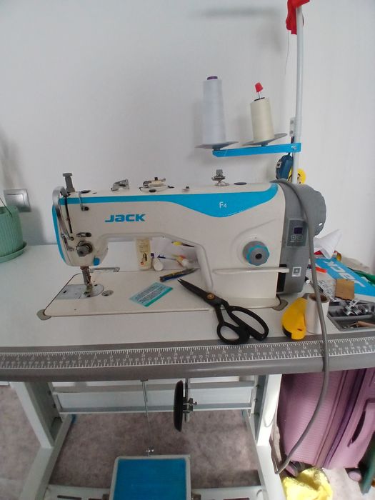 Продам швейную машинку