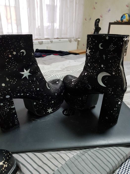 botine cu platforma si toc  negre cu  stelute si luna