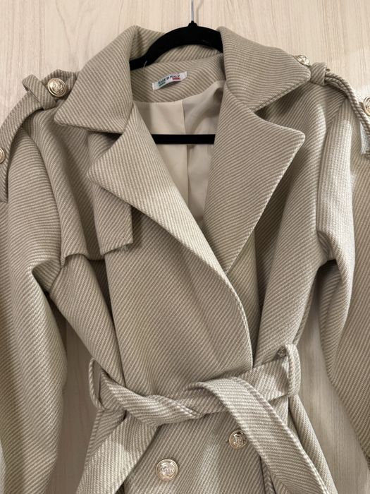 Палто със златни елементи