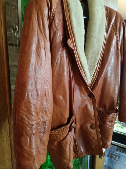 Haina piele moale, cu guler detașabil din blană naturală.