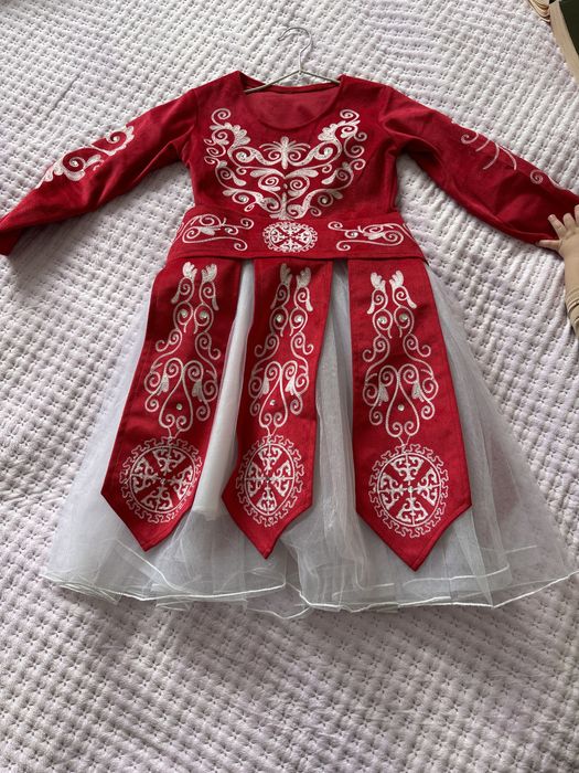 Платье на 7-8лет за 8000