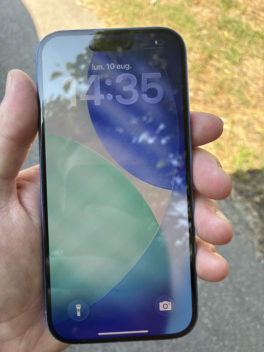 Iphone 16 blue.