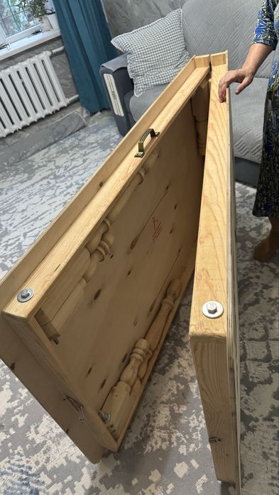 Большой стол для гостиной