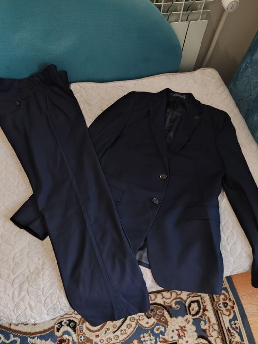 Костюм шалбарымен сатылады.